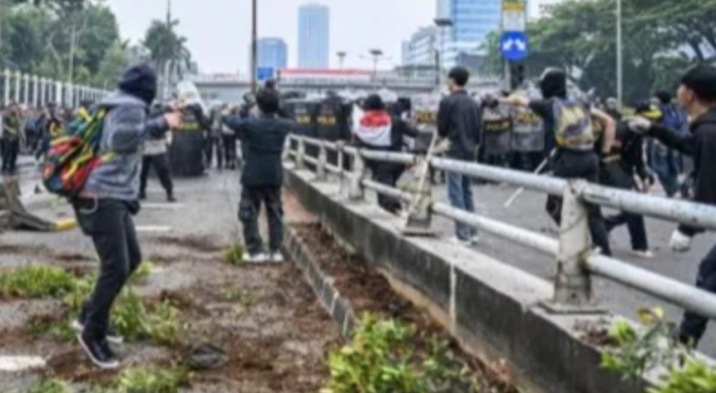 Demo Anarkis Tolak Gaji DPR RI, Mobil Lurah Manggarai Selatan Jadi Sasaran Demo Anarkis Tolak Gaji DPR RI, Mobil Lurah Manggarai Selatan Jadi Sasaran