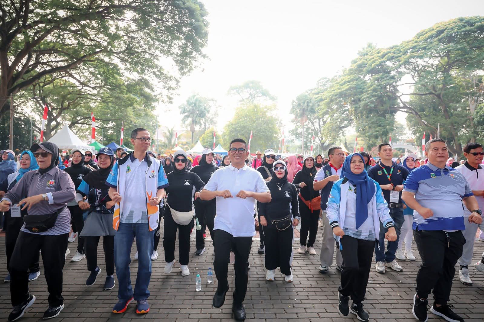 Gubernur bersama Ribuan Warga Banten Meriahkan Senam Massal Haornas 2025 Gubernur bersama Ribuan Warga Banten Meriahkan Senam Massal Haornas 2025