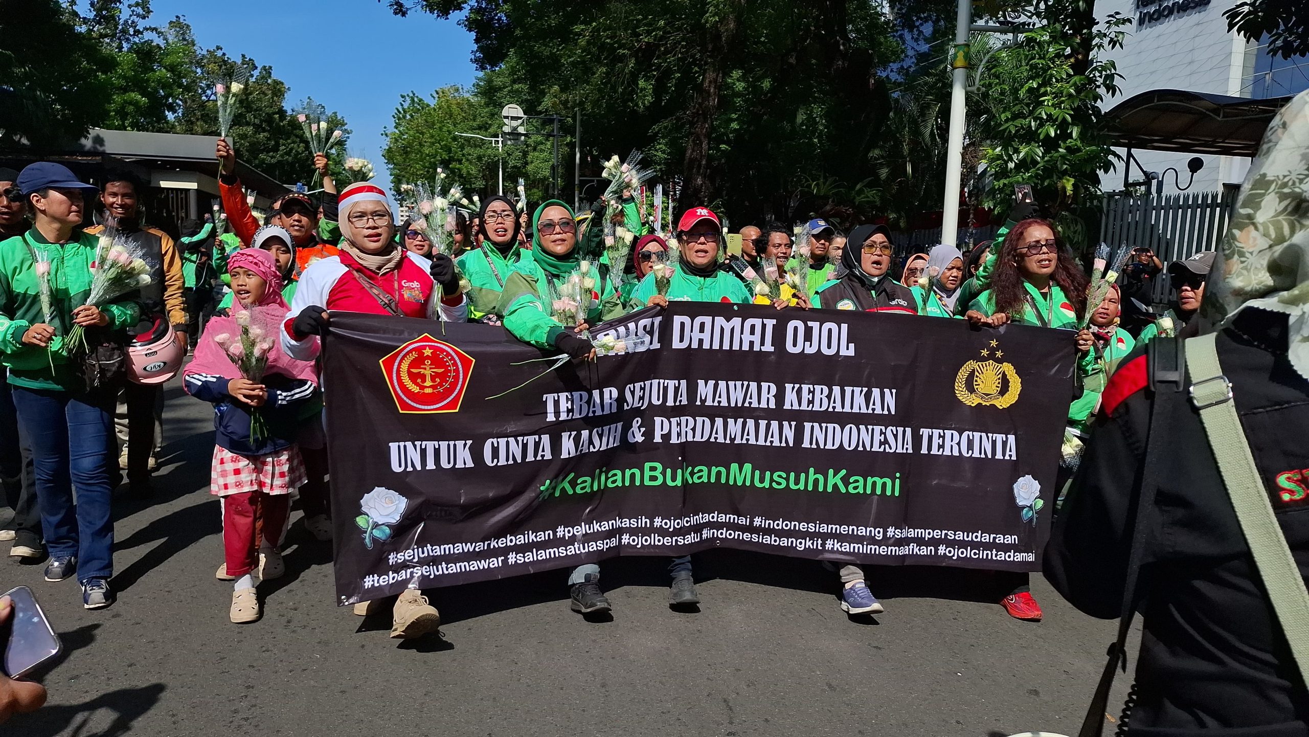 Ojol Bagikan Ribuan Mawar ke TNI-Polri di Monas, Tegaskan Komitmen Damai