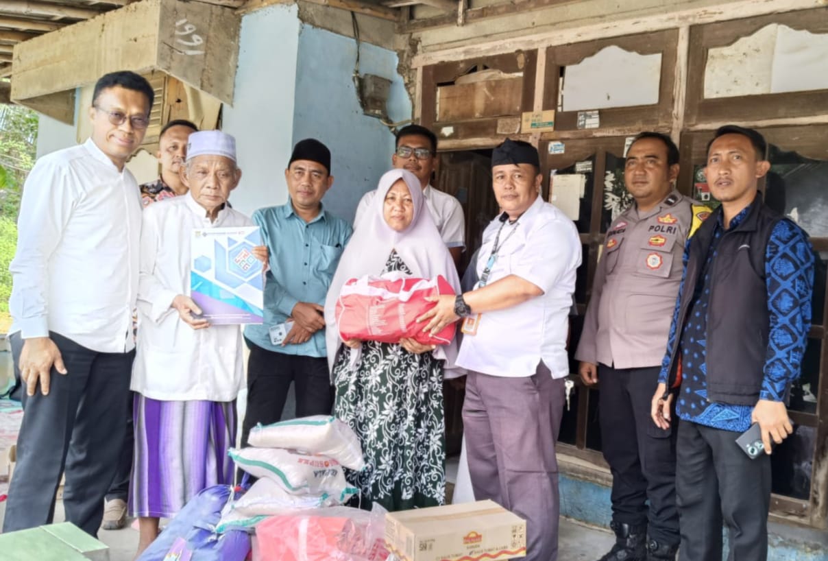 Camat Rajeg Beri Bantuan Warga Korban Kebakaran di Desa Rancabango Camat Rajeg Beri Bantuan Warga Korban Kebakaran di Desa Rancabango