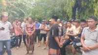 Ratusan Warga Desa Tunggul Pandean Menunggu Kehadiran Bupati Terkait Penolakan Pembangunan Gardu Induk PLN