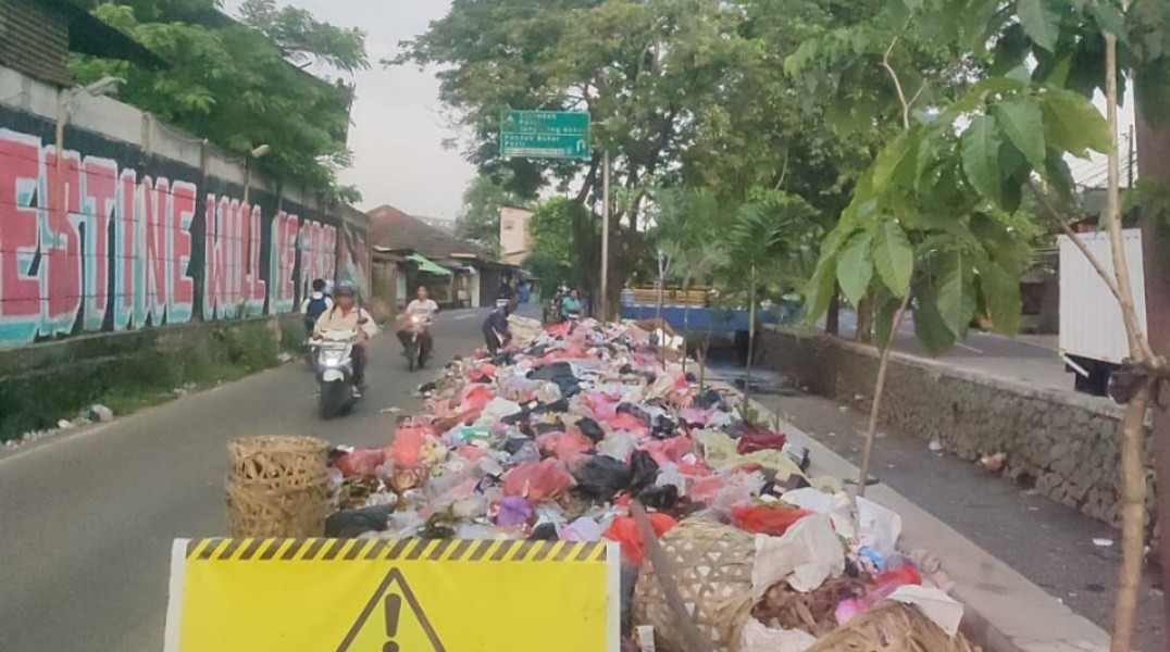 Bau Busuk Menyengat Resahkan Warga, Pemkot Dinilai Belum Serius Tangani Sampah