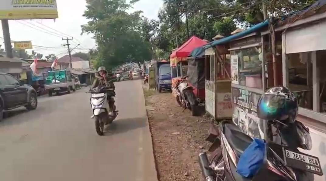 Warga Keluhkan Pedagang di Bahu Jalan Kantor Camat Petir, terlihat Kumuh dan timbulkan kemacetan