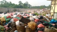 Bau Busuk dan Tumpukan Sampah Kembali Dikeluhkan Pedagang di Pasar Petir