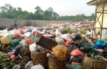 Bau Busuk dan Tumpukan Sampah Kembali Dikeluhkan Pedagang di Pasar Petir