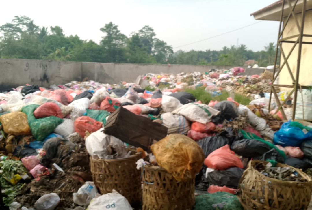 Bau Busuk dan Tumpukan Sampah Kembali Dikeluhkan Pedagang di Pasar Petir