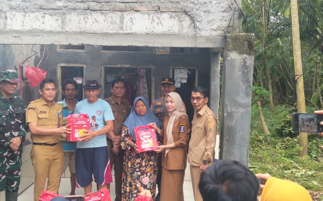 Bupati Serang dan Kapolsek Jawilan Tinjau Lokasi Puting Beliung, Salurkan Bantuan ke Warga Terdampak Bupati Serang dan Kapolsek Jawilan Tinjau Lokasi Puting Beliung, Salurkan Bantuan ke Warga Terdampak