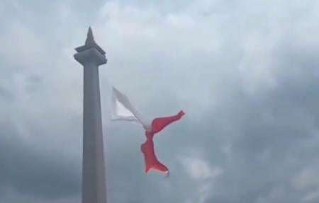 Angin Kencang Sebabkan Robeknya Bendera Merah Putih saat Gladi HUT ke-80 TNI