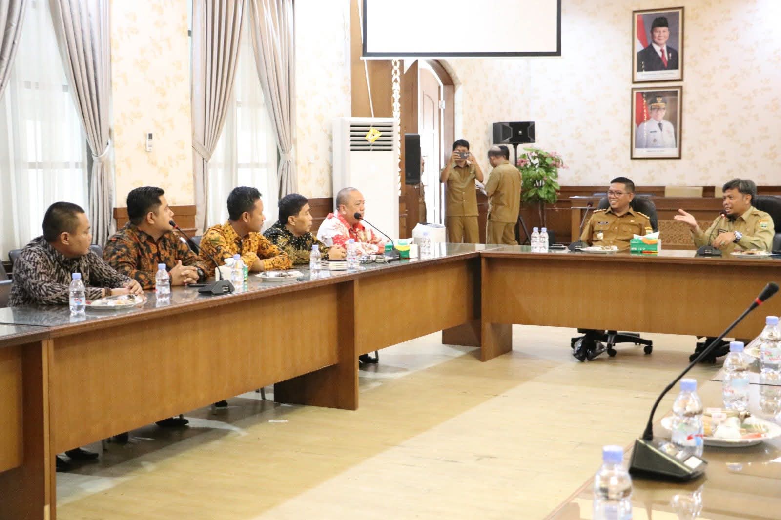 Gubernur Andra Soni Komitmen Tingkatkan Keterbukaan Informasi Publik