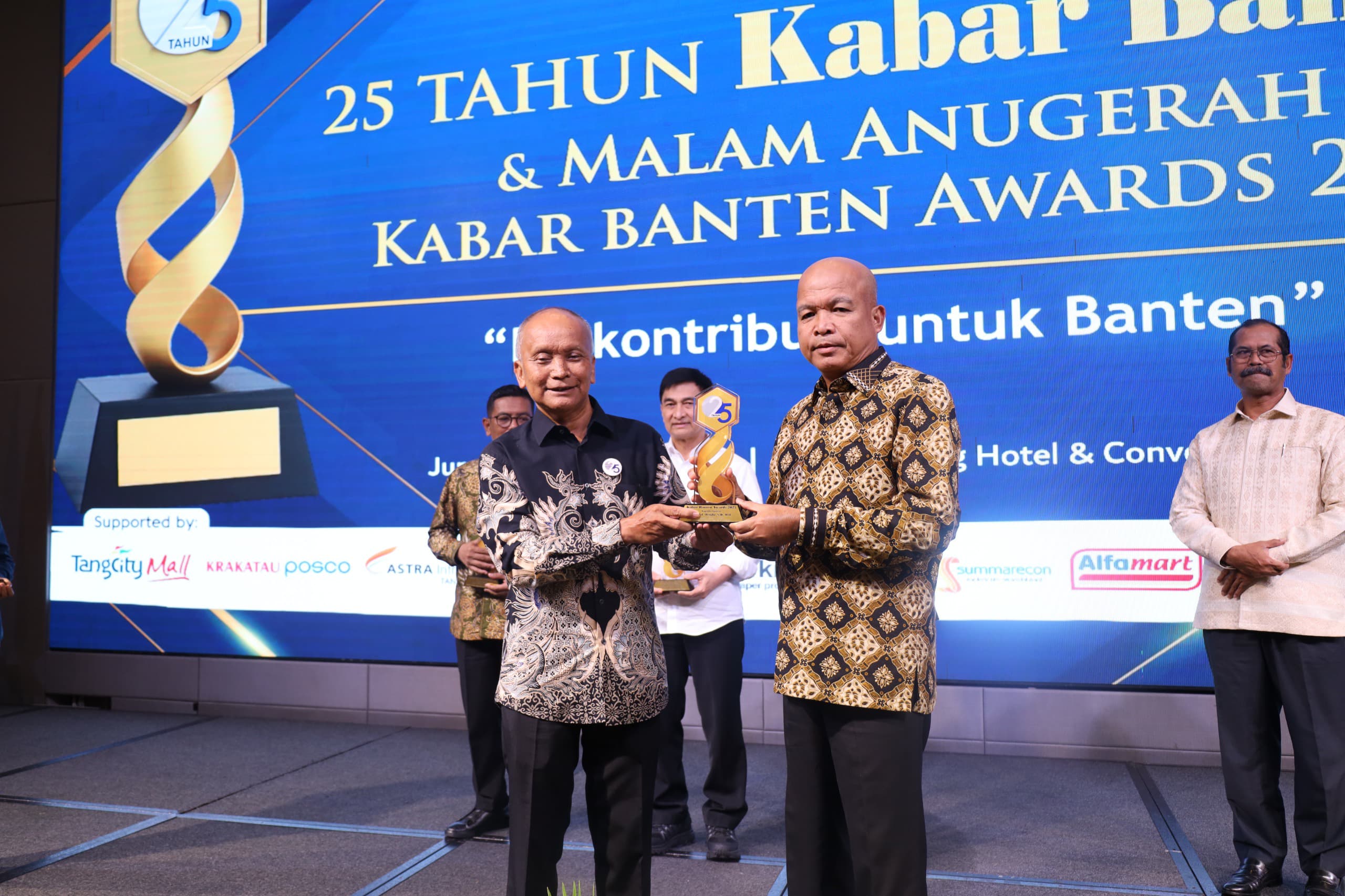 Kapolda Banten Terima Penghargaan di HUT Kabar Banten ke-25