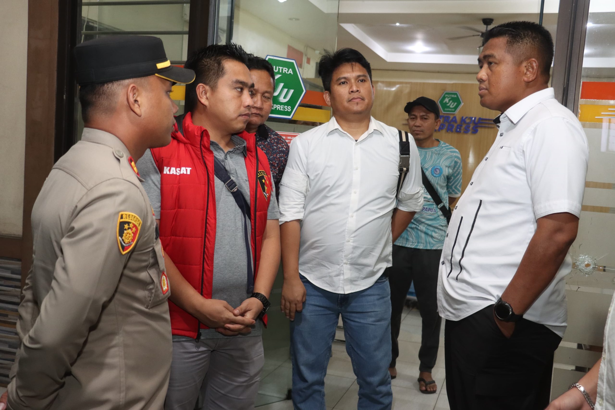 Polisi Buru Pelaku Curas Bersenjata Api di Citra Raya Tangerang Polisi Buru Pelaku Curas Bersenjata Api di Citra Raya Tangerang