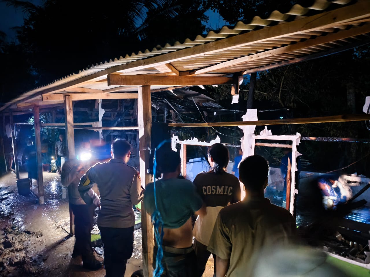 Polsek Petir Bantu Korban Kebakaran Rumah di Cidokdok Desa Mekar Baru