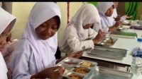 Pelajar Antusias Terima Makanan Bergizi dari SPPG Polres Serang