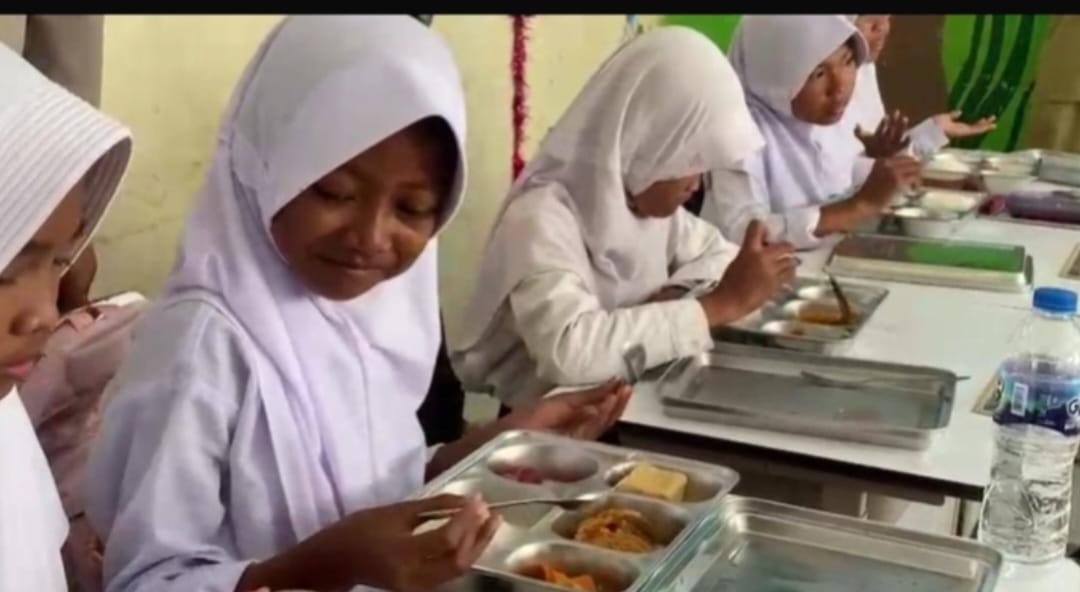 Pelajar Antusias Terima Makanan Bergizi dari SPPG Polres Serang