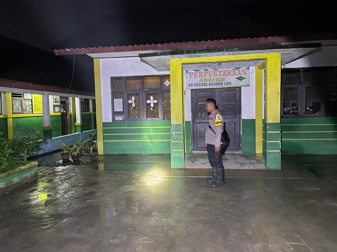 Kapolres Serang Gerak Cepat Turunkan Excavator Atasi Banjir Merendam SDN Bojong Loa