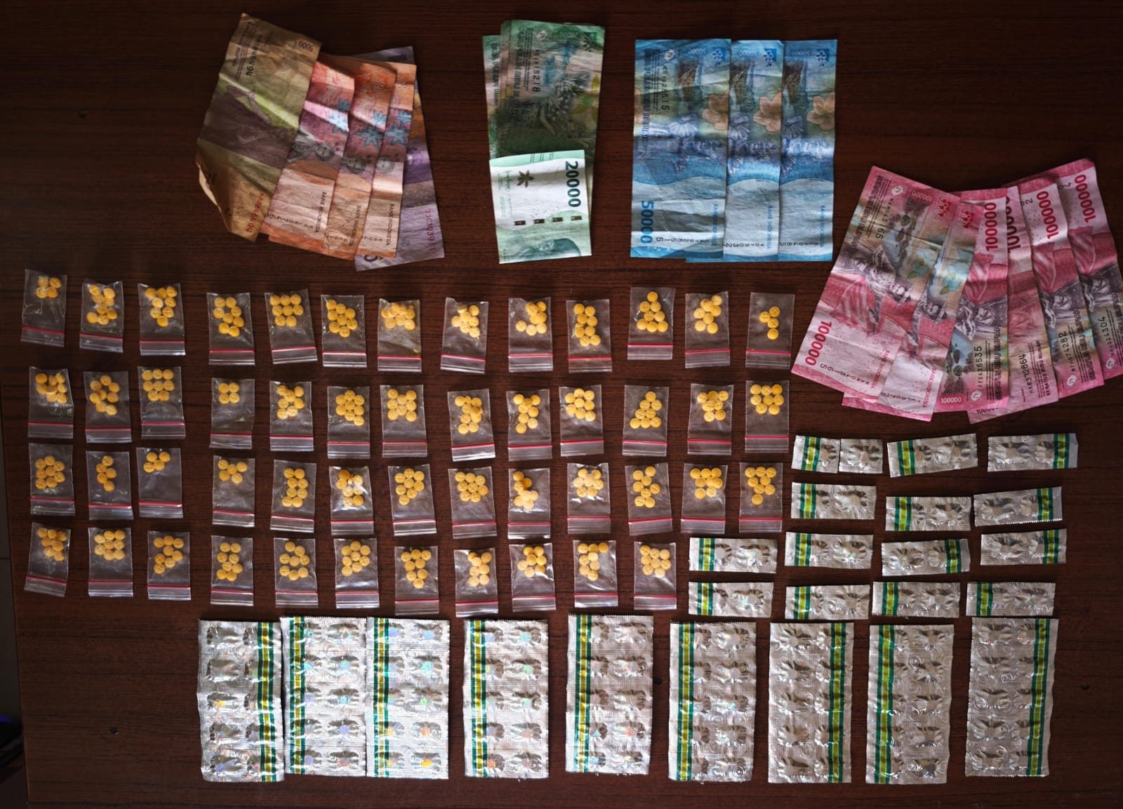 Polsek Carenang Tangkap Pengedar Obat Keras, Amankan Ratusan Pil Terlarang