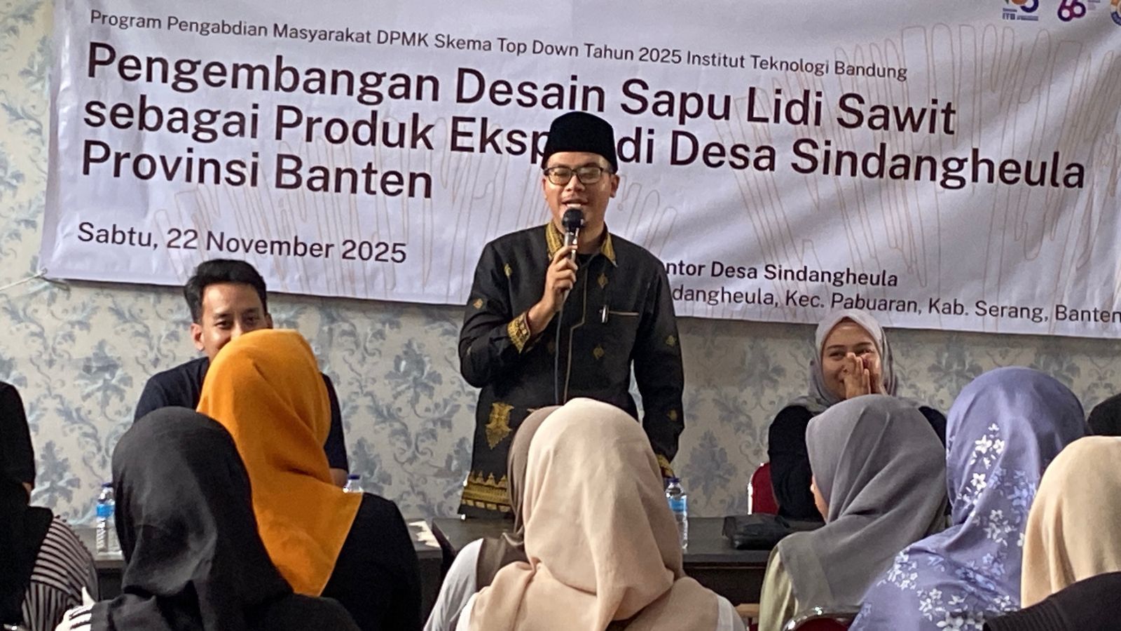 Desa Sindangheula bersama FSRD ITB Kembangkan Sapu Lidi Sawit jadi Produk Ekspor