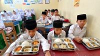 SPPG Polres Serang Salurkan 914 Porsi Makanan Bergizi ke Delapan Sekolah