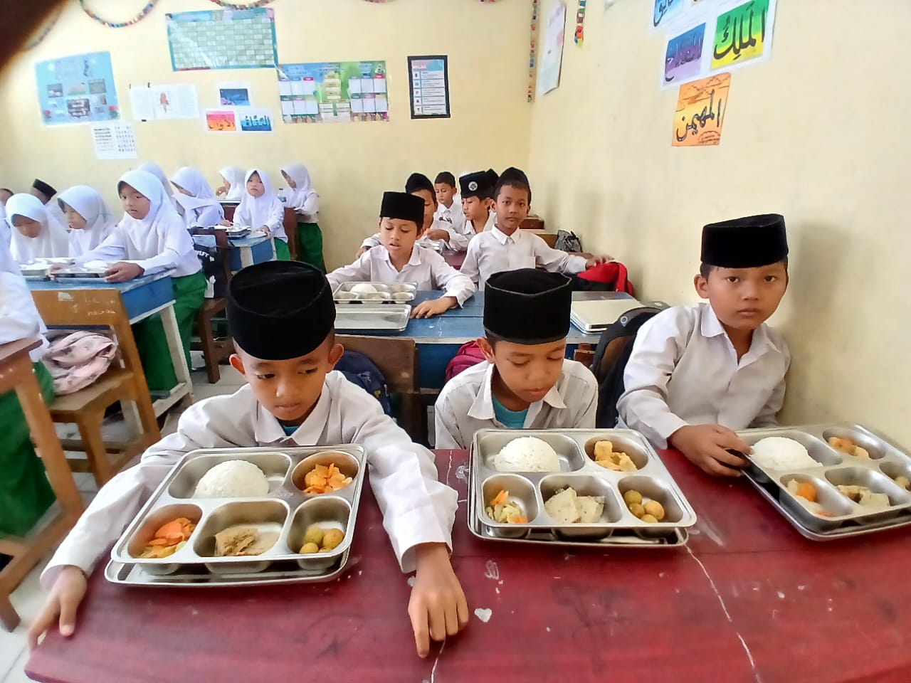 SPPG Polres Serang Salurkan 914 Porsi Makanan Bergizi ke Delapan Sekolah