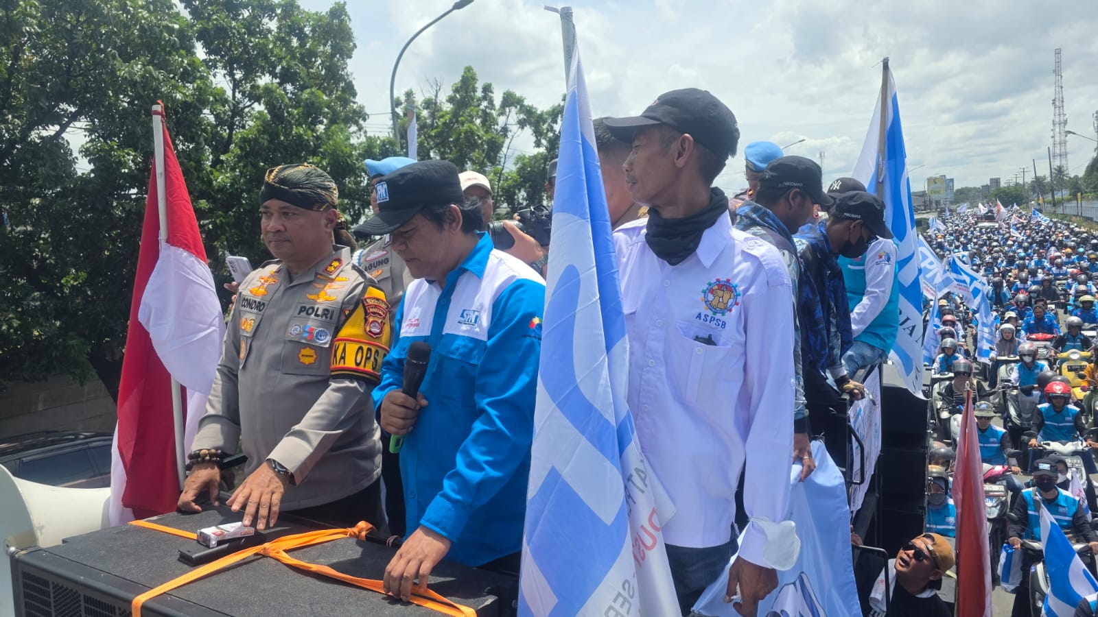 Kapolres Serang Kawal Langsung Aksi Buruh dari Atas Mobil Komando