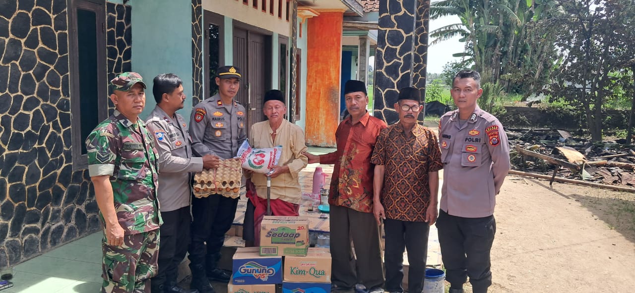Kapolsek Cikeusal Respons Cepat Kebakaran Rumah Warga dan Berikan Bantuan