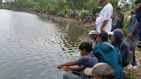 Kapolres Turun Langsung Tebar 1.000 Indukan Lele di Danau Puspemkab Serang