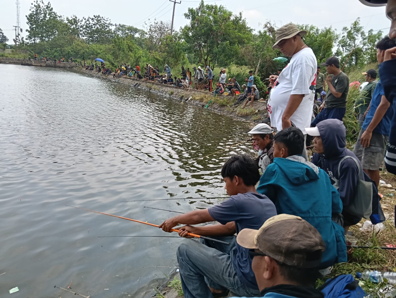 Kapolres Turun Langsung Tebar 1.000 Indukan Lele di Danau Puspemkab Serang Kapolres Turun Langsung Tebar 1.000 Indukan Lele di Danau Puspemkab Serang