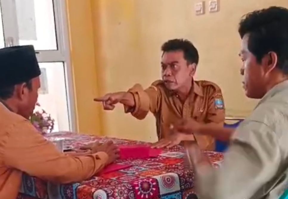 Sekdes Arogan! Jurnalis Diusir Saat Liput Dugaan Korupsi Dana Desa Ragasmasigit