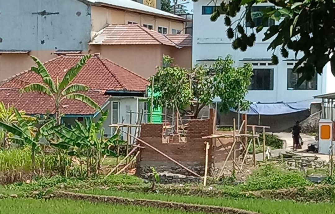 Proyek Bangunan di Desa Kaduagung Disorot Warga: Papan Informasi dan Izin PBG Dipertanyakan