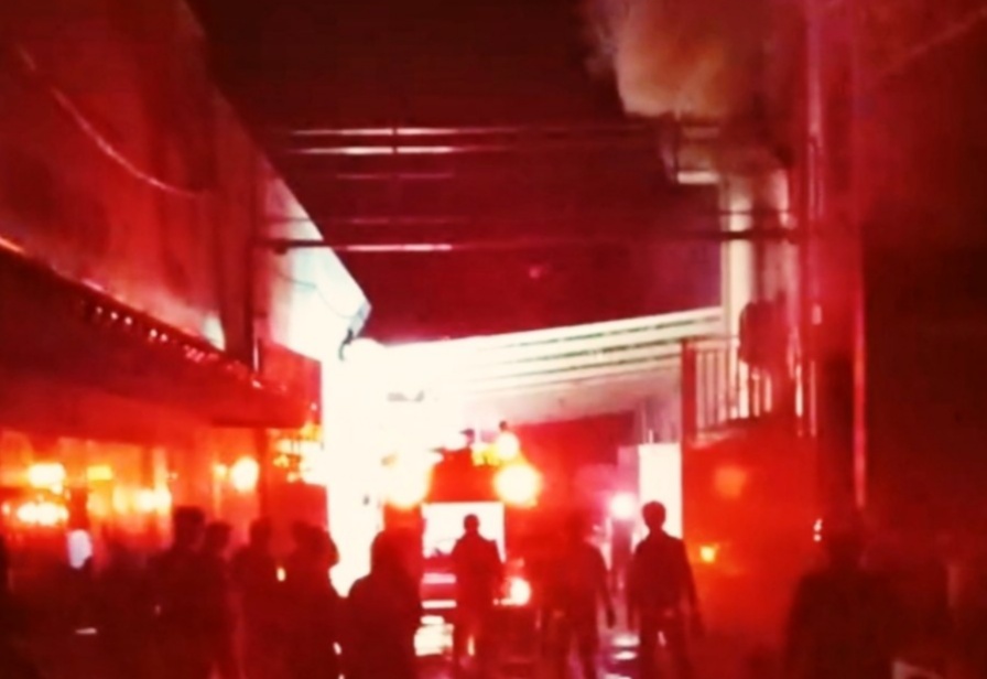 Si Jago Merah Melalap Toko Bangunan di Brebes, 2 Nyawa Melayang Si Jago Merah Melalap Toko Bangunan di Brebes, 2 Nyawa Melayang