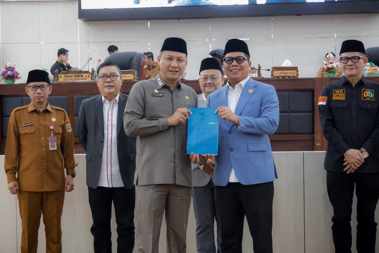 Pemprov dan DPRD Banten Sahkan Dua Perda, Perkuat Bank Banten dan Perlindungan Pekerja
