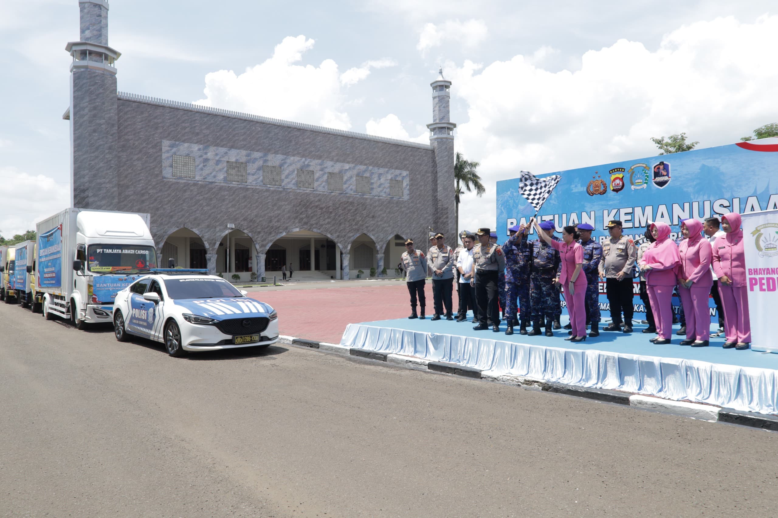 Polda Banten dan Bhayangkari&nbsp; Berangkatkan Bantuan Kemanusiaan untuk Aceh, Sumut, dan Sumbar