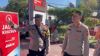 Antrean Panjang di SPBU, Kapolresta Banda Aceh akan Tindak Tegas Penimbun BBM Antrean Panjang di SPBU, Kapolresta Banda Aceh akan Tindak Tegas Penimbun BBM