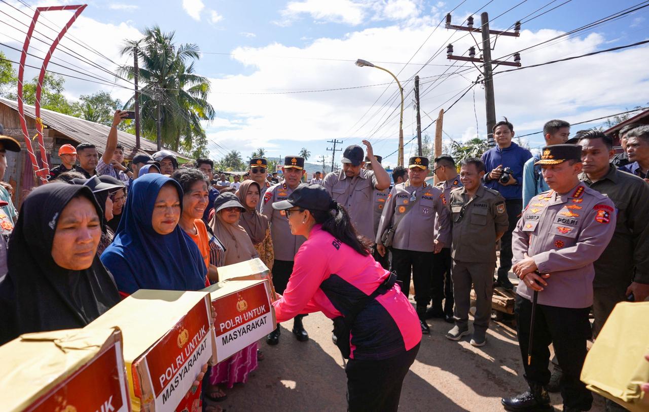 Ketum Bhayangkari Beri Bantuan dan Hibur Anak Anak Korban Bencana di Tapanuli Tengah Ketum Bhayangkari Beri Bantuan dan Hibur Anak Anak Korban Bencana di Tapanuli Tengah
