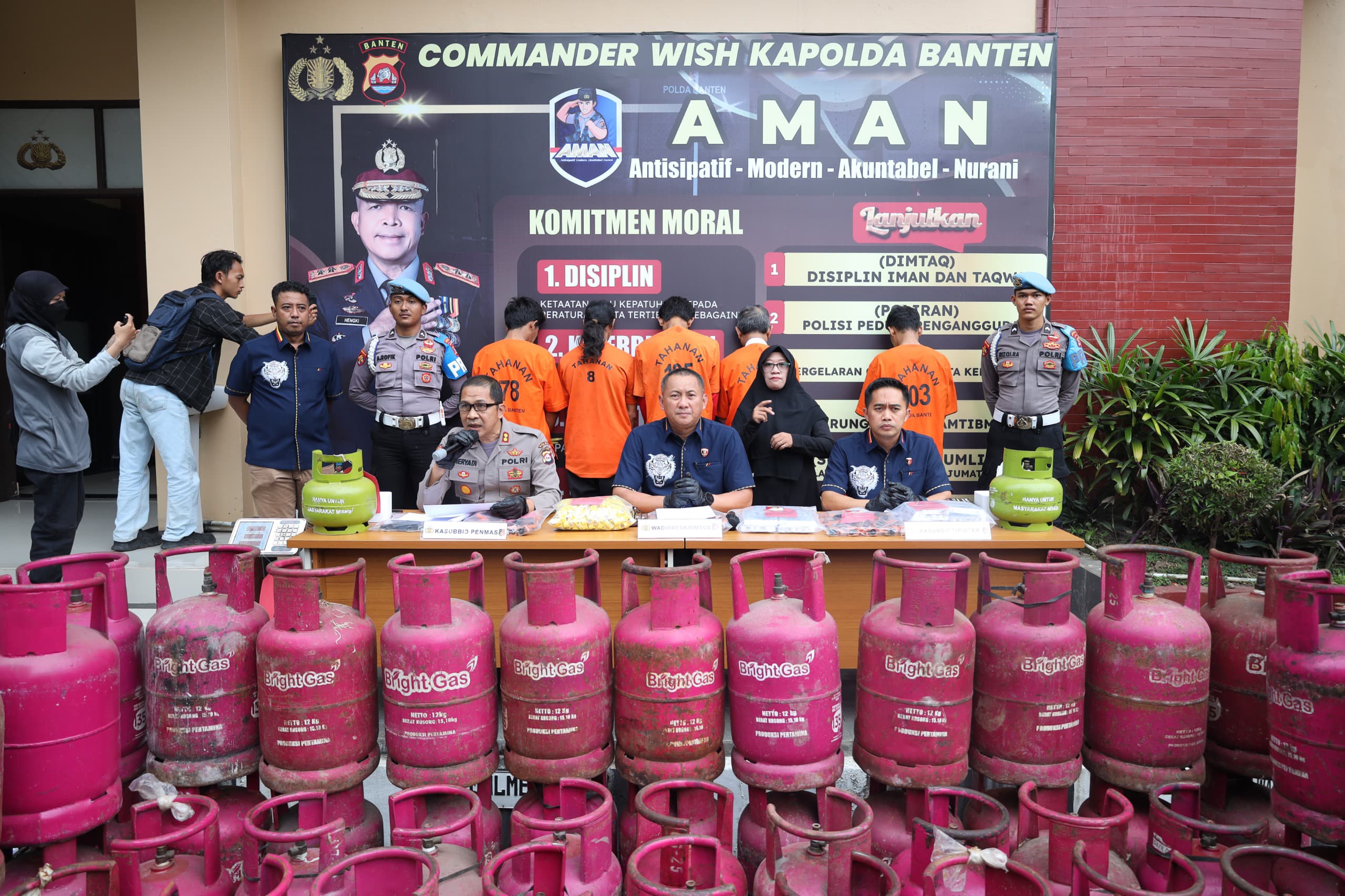 Polda Banten Hentikan Aksi Ilegal Oplosan LPG Bermodus Penyuntikan Antar Tabung Polda Banten Hentikan Aksi Ilegal Oplosan LPG Bermodus Penyuntikan Antar Tabung