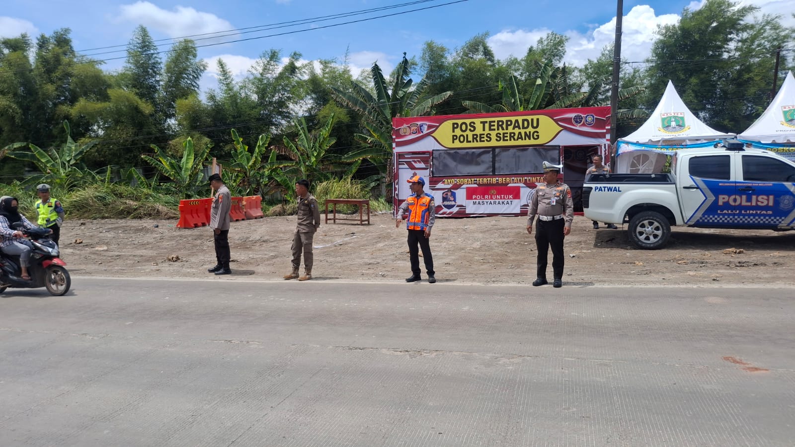 Polres Serang Perketat Penyekatan Truk Tambang Sesuai Aturan Gubernur Banten Polres Serang Perketat Penyekatan Truk Tambang Sesuai Aturan Gubernur Banten