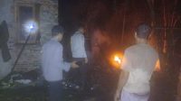 Personel Polsek Petir Sigap Bantu Padamkan Kebakaran Rumah Warga di Tunjungteja