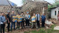 Rumah Warga di Carenang Ambruk Dini Hari, Polisi Bergerak Cepat Beri Bantuan