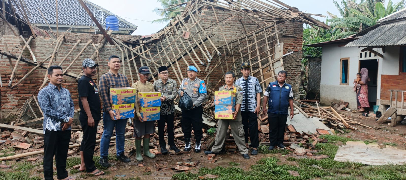 Rumah Warga di Carenang Ambruk Dini Hari, Polisi Bergerak Cepat Beri Bantuan