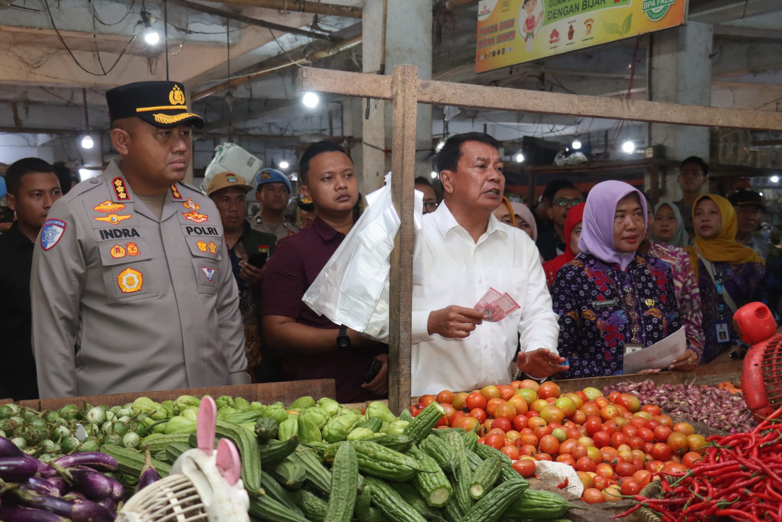 Jelang Nataru: Bupati dan Kapolresta Tangerang Sidak Pasar Gudang Tigaraksa Jelang Nataru: Bupati dan Kapolresta Tangerang Sidak Pasar Gudang Tigaraksa
