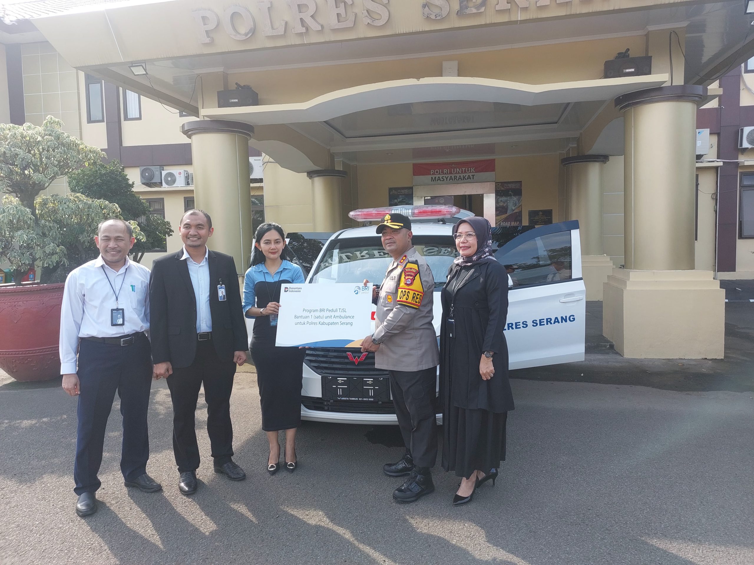 BRI Cabang Serang Serahkan bantuan Ambulans Kepada Polres Serang