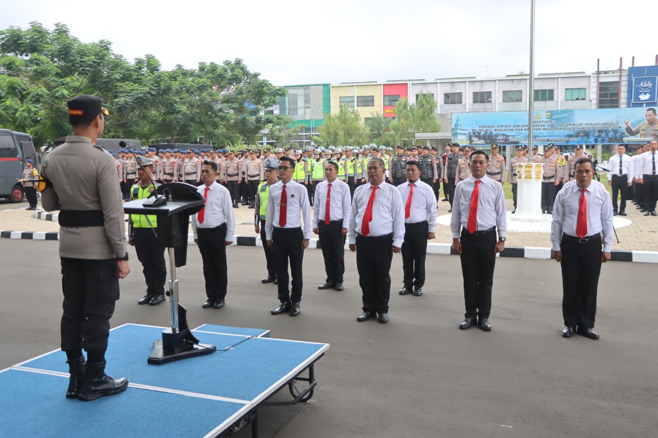 Sepuluh Personel Terima Penghargaan pada Apel Jam Pimpinan Polres Metro Tangerang Kota