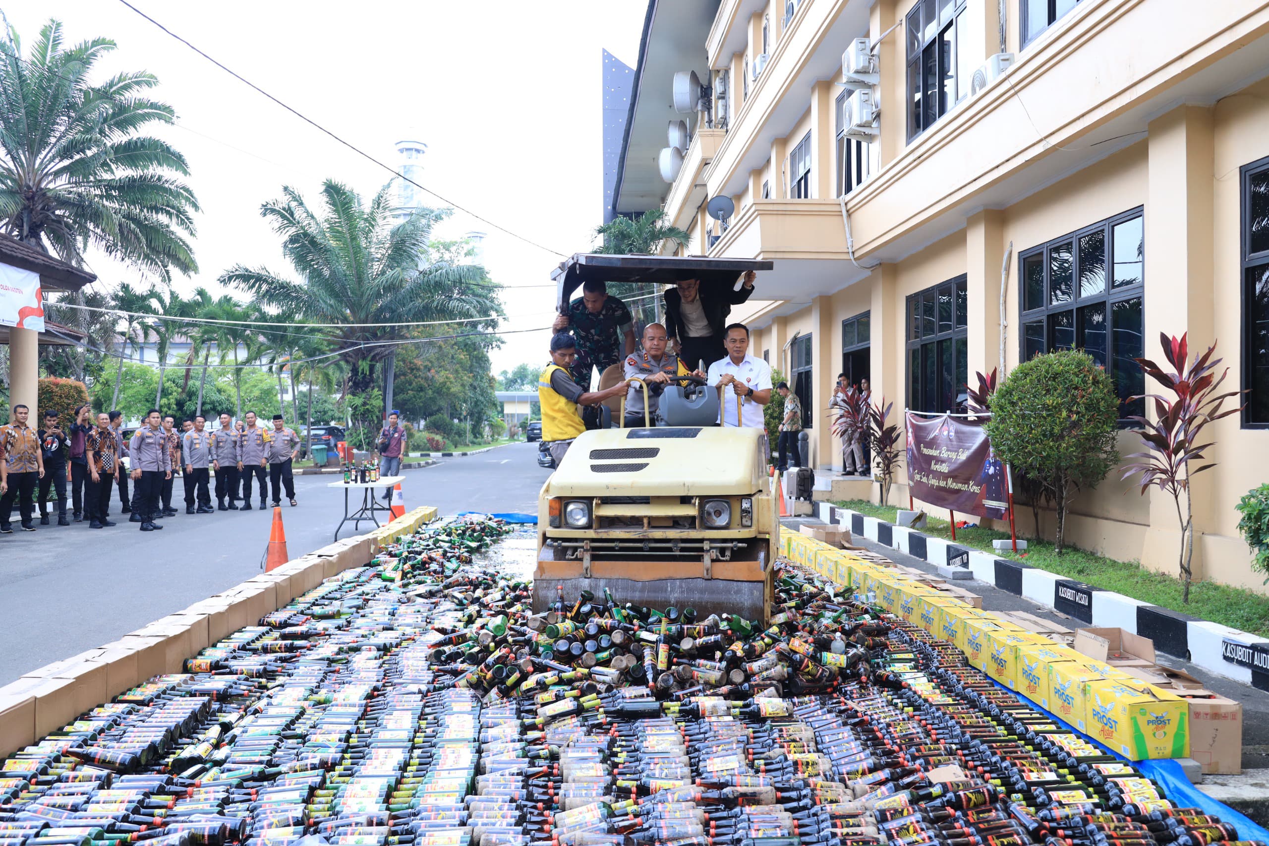 Polda Banten Musnahkan 12 Kg Narkoba dan Ribuan Botol Miras