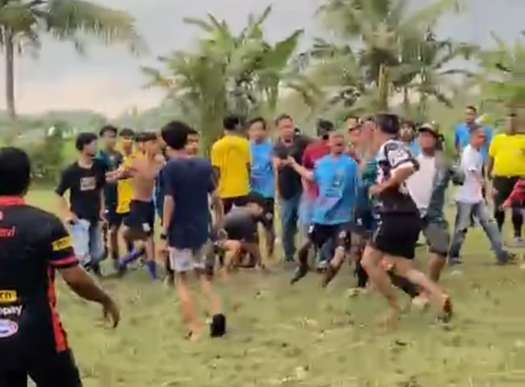 Turnamen Sepak Bola Piala Kepala Desa Bojong Catang Berujung Ricuh Turnamen Sepak Bola Piala Kepala Desa Bojong Catang Berujung Ricuh