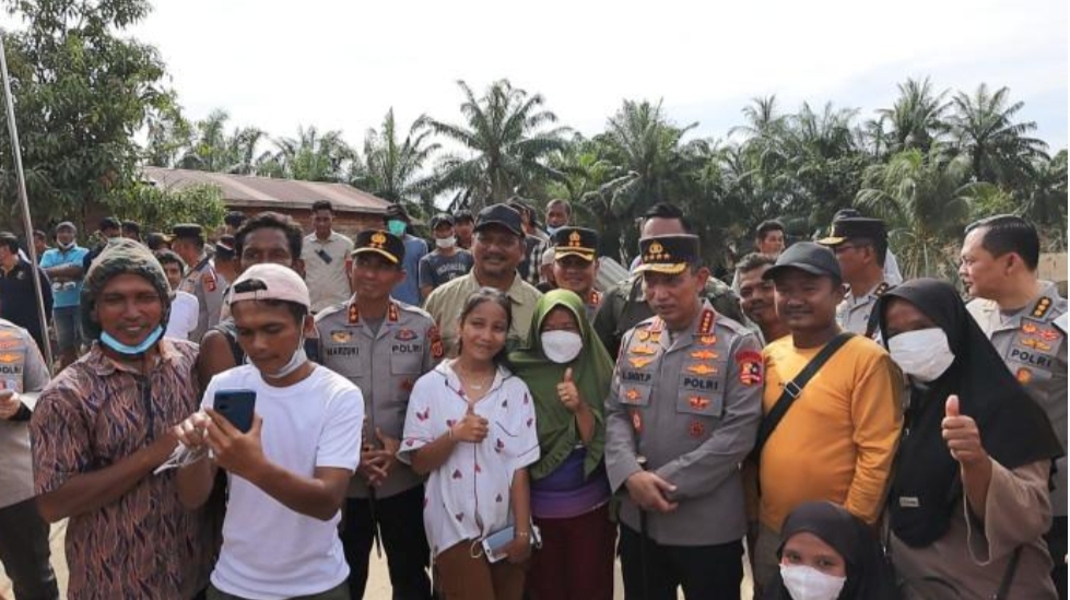 Kapolri Tinjau Lokasi Pengungsian dan salurkan Bantuan di Aceh Tengah