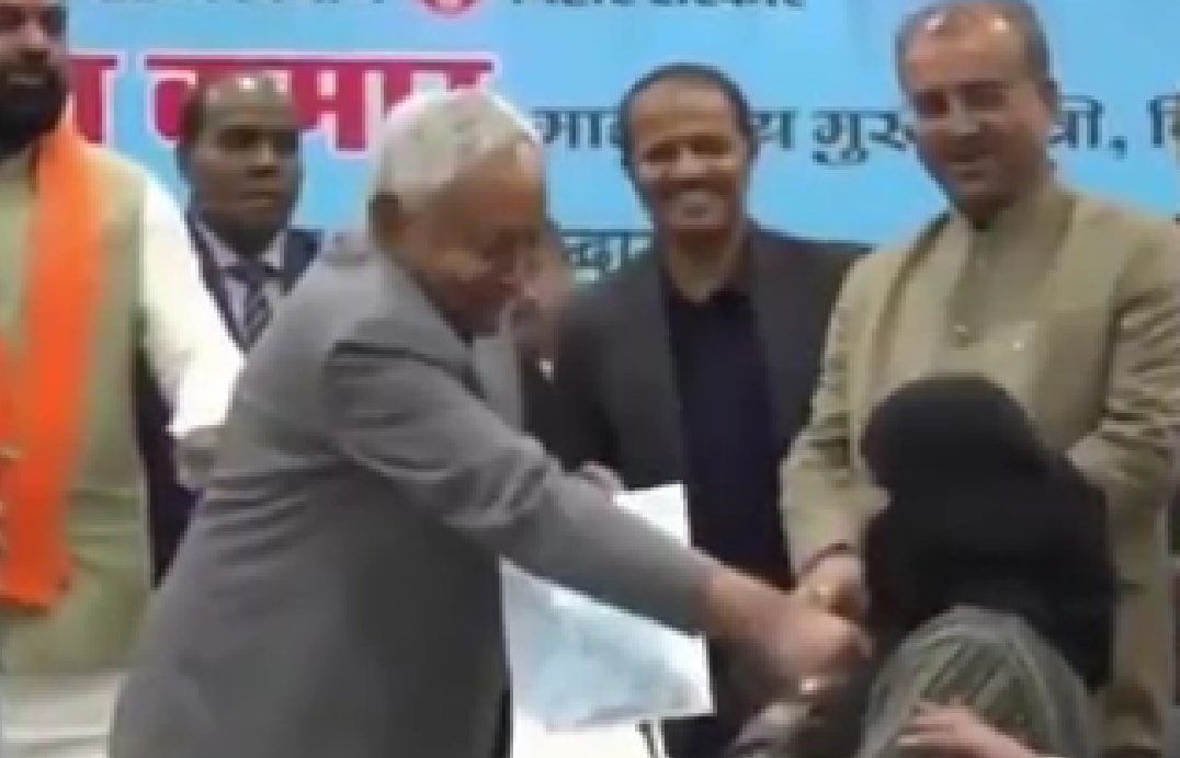 Ketum IWO Indonesia Kecam Keras Pelepasan Cadar Seorang Dokter Muslimah di Negara Bagian India Ketum IWO Indonesia Kecam Keras Pelepasan Cadar Seorang Dokter Muslimah di Negara Bagian India