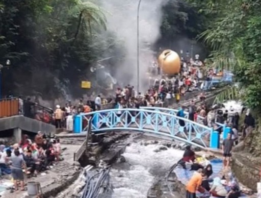 Objek Wisata Air Panas Guci Diterjang Banjir Bandang, Pengunjung Dievakuasi