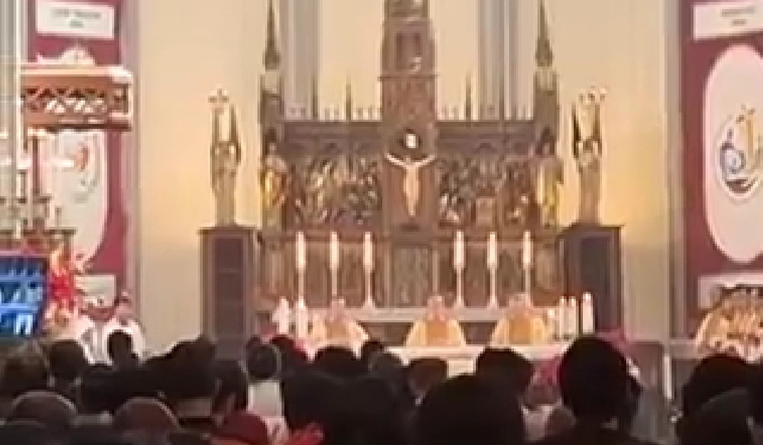 Gereja Katedral Jakarta Gelar Misa Natal, Kardinal Suharyo Ajak Umat Peduli Korban Bencana Sumatra Gereja Katedral Jakarta Gelar Misa Natal, Kardinal Suharyo Ajak Umat Peduli Korban Bencana Sumatra