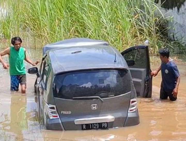Mobil Berisi Satu Keluarga Nyemplung di Persawahan Gunungkidul