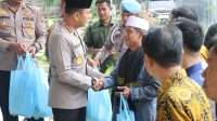 Jumat Peduli, Kapolres Metro Tangerang Kota Wujudkan Kepedulian dengan Bakti Sosial